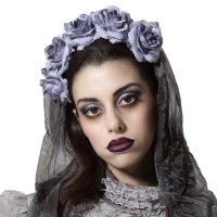 Diadema de rosas y velo oscuro