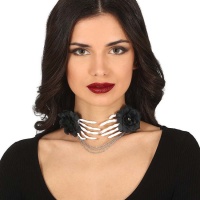 Collar de manos de esqueleto con cadenas y flores