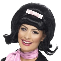 Peluca con volumen y lazo rosa