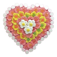 Tarta de chuches de corazon con flores de 600 gr