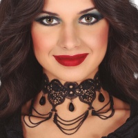 Collar negro con piedras y cadenas