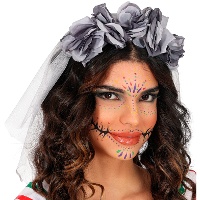 Diadema de flores grises y velo