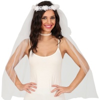 Corona de flores blanca con velo de novia