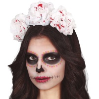 Diadema rosas blancas ensangrentadas