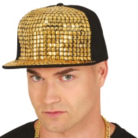 Gorra de rapero con detalles dorados
