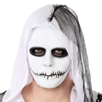Máscara de rostro blanco con boca cosida