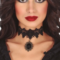 Collar bordado con piedra negra