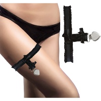 Liga negra con pinza en forma de corazón