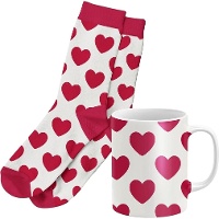 Set regalo taza y calcetines blanco con corazones rojos